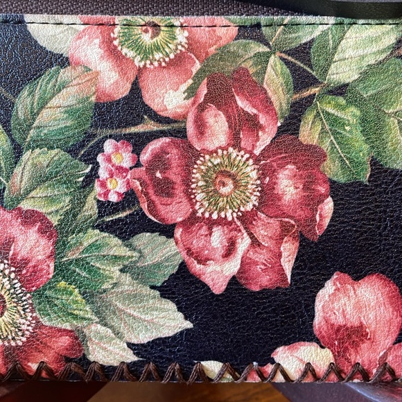 WRISTLET FLOWER AND WHIPSTITCH DETAIL - Picture 3 of 6